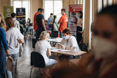 Cilvēki konsultējas par darba iespējām