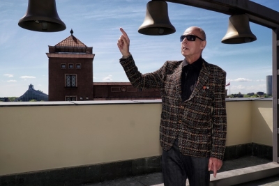 Komponists Mārtiņš Brauns pie Rātsnama zvaniem