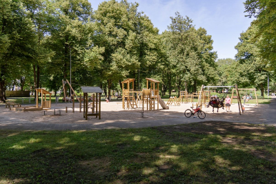 Bērnu rotaļu un vingrošanas laukums Latgales parkā