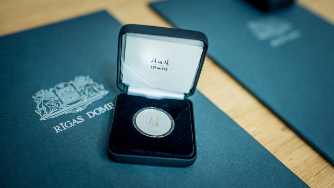 Monēta un goda raksts