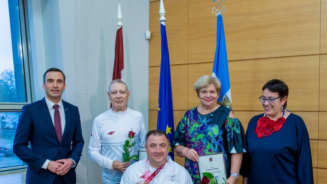 Kopbilde ar domes vadību un sportistiem
