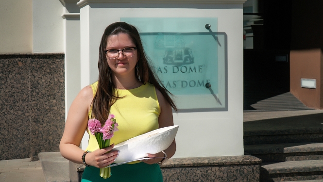 Antoņina Ņenaševa saņem balvu