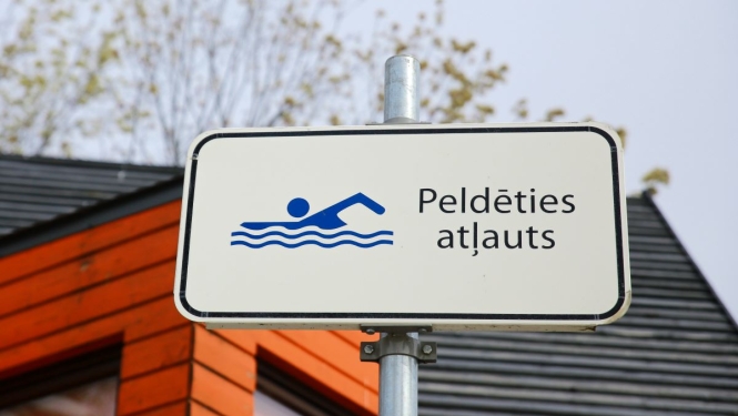 Uzraksts "Peldēties atļauts"