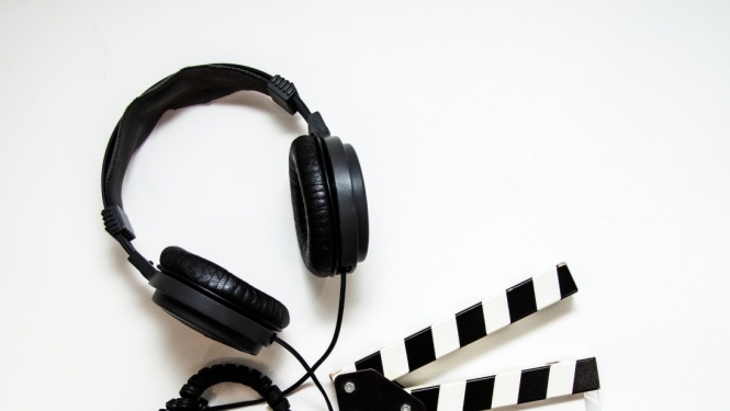 Austiņas un kino klape