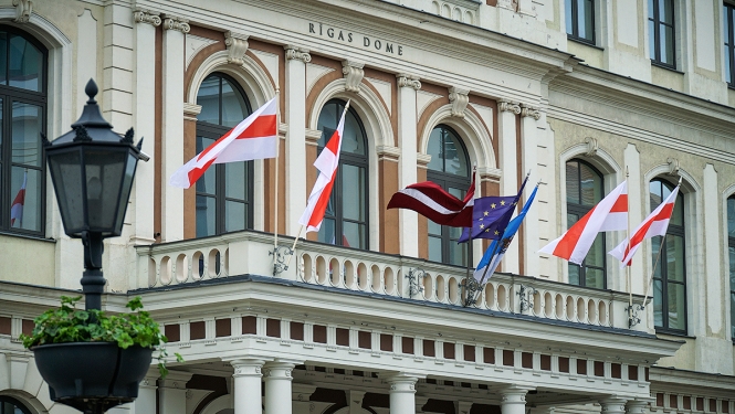 Baltkrievijas vēsturiskais karogs pie Rātsnama