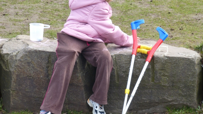 Bērns zīmē ar krītiņiem