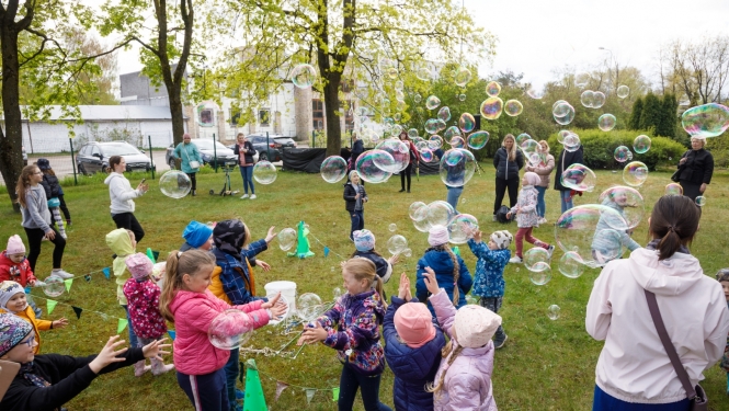 Bērni ķer burbuļus
