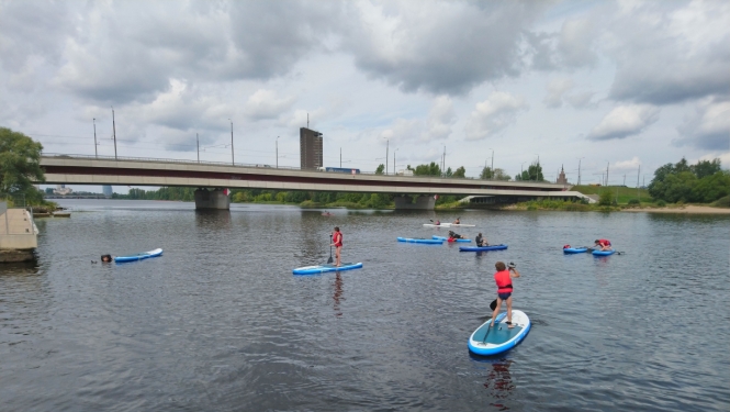 Bērni uz sup dēļiem