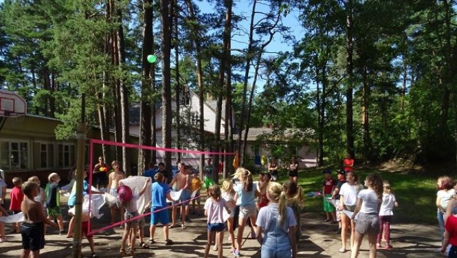 Bērni spēlē volejbolu