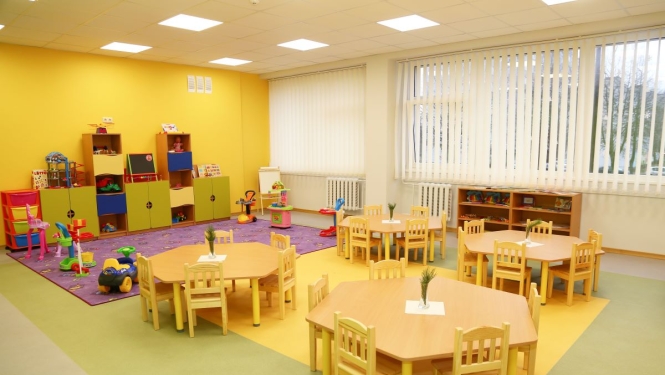 Bērnudārza grupiņa ar galdiem un krēsliem