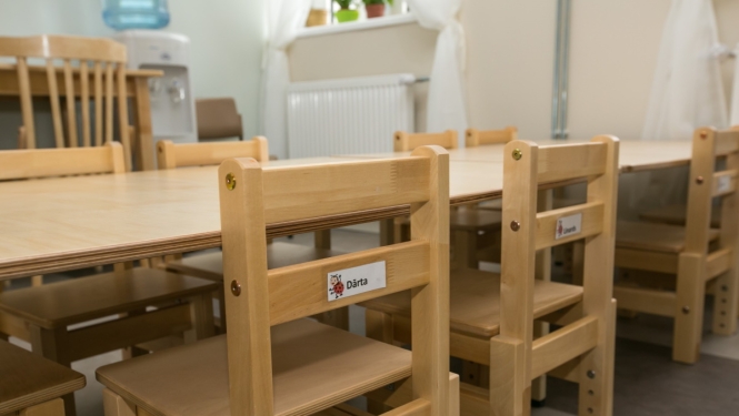 Krēsli un galds bērnudārzā