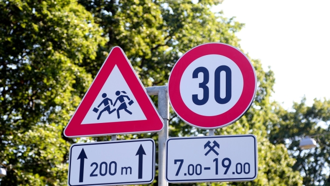 Ceļa zīme Uzmanību bērni