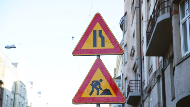 Ceļa zīme ielas remonts