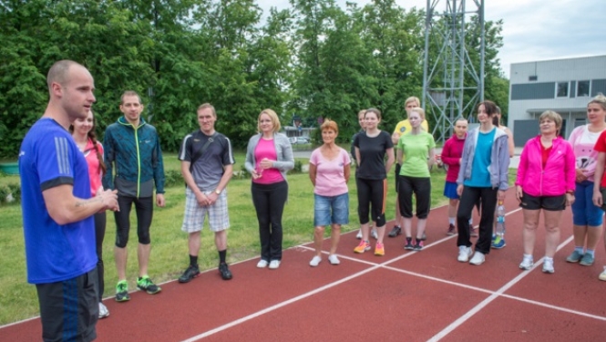 Cilvēki gatavojas sportot