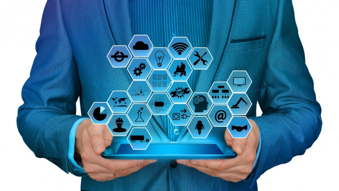 Cilvēks tur rokā planšeti