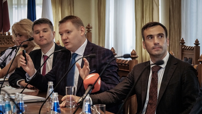  Rīgas domes priekšsēdētājs Mārtiņš Staķis un par sadarbību ar citām pašvaldībām atbildīgais domes priekšsēdētāja vietnieks Edvards Smiltēns