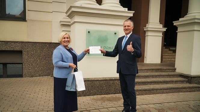 Balvu un atzinības rakstu O. Pulkam pie Rātsnama pasniedza Latvijas Sieviešu nevalstisko organizāciju sadarbības tīkla vadītāja Ineta Ielīte, ievērojot epidemioloģiskās drošības prasības.