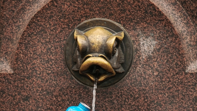 Brīvkrāns un ūdens pudeles