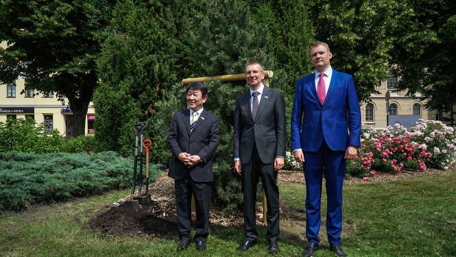 Japānas ārlietu ministrs Tošimicu Motegi, Rīgas domes priekšsēdētāja pienākumu izpildītāju Edvards Smiltēns un Latvijas ārlietu ministru Edgars Rinkēvičs