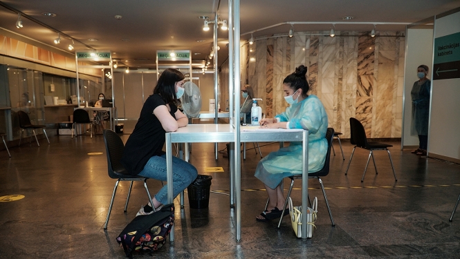 Cilvēks pieraksta uz vakcināciju