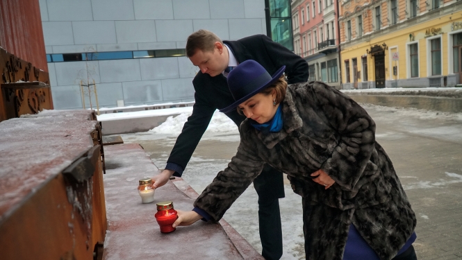 E.Smiltēns un Polijas vēstniece noliek sveces