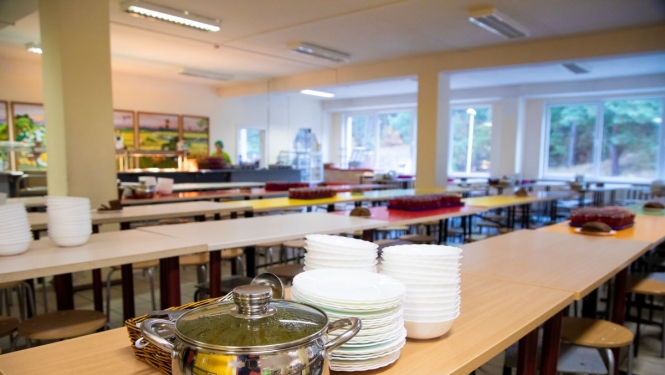 Ēdienu galdi skolā