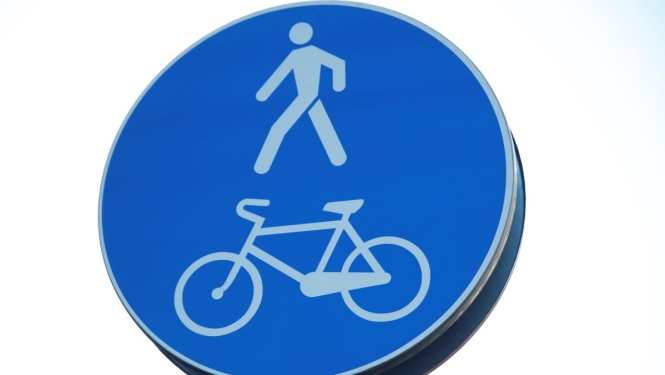 Ceļa zīme gājēju un velo celiņš