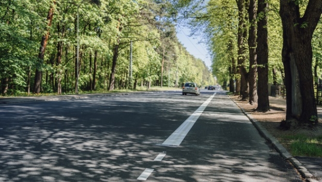 Iela ar uzzīmētu velojoslas apzīmēju