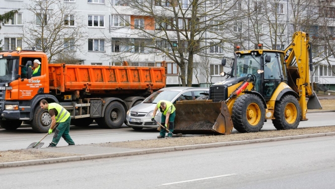 Attīra ielu no smiltīm