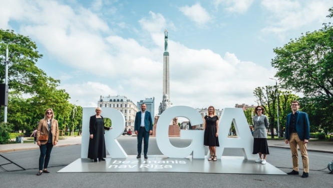 Uzraksts Rīga pie Brīvības pieminekļa