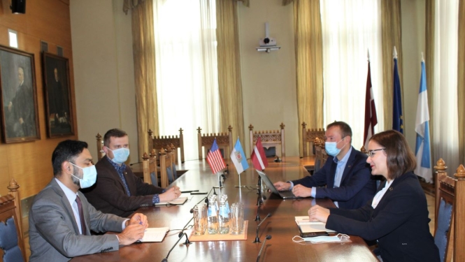 ASV vēstniecība Latvijā dalās pieredzē ar Rīgas domi korupcijas novēršanas jautājumos