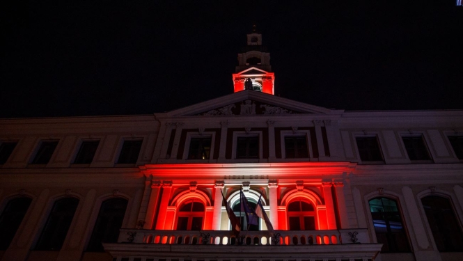 Izgaismots Rātsnams Valsts karoga krāsās