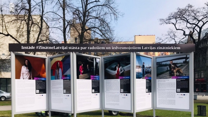 Izstādes stendi Līvu laukumā