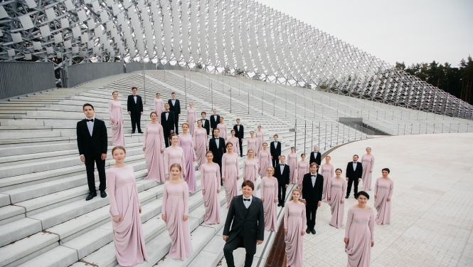 Jauniešu koris Kamēr..uz Lielās atjaunojamās estrādes kāpnēm