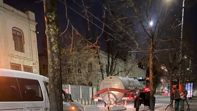 Liela ūdens cisterna, laista kokus