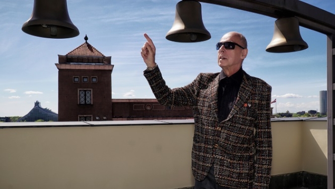 Komponists Mārtiņš Brauns pie Rātsnama zvaniem