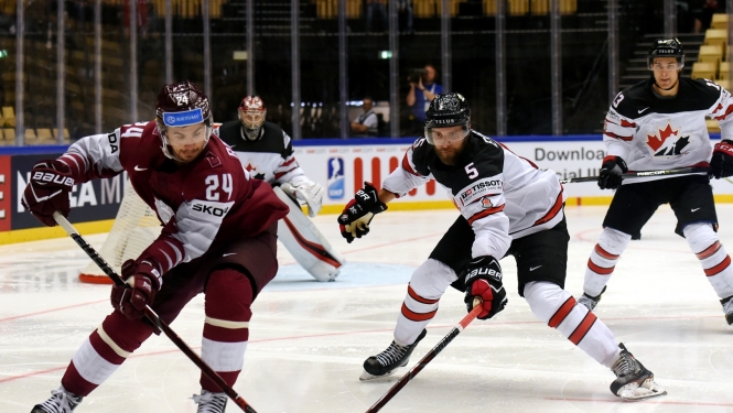 Hokejisti uz laukuma