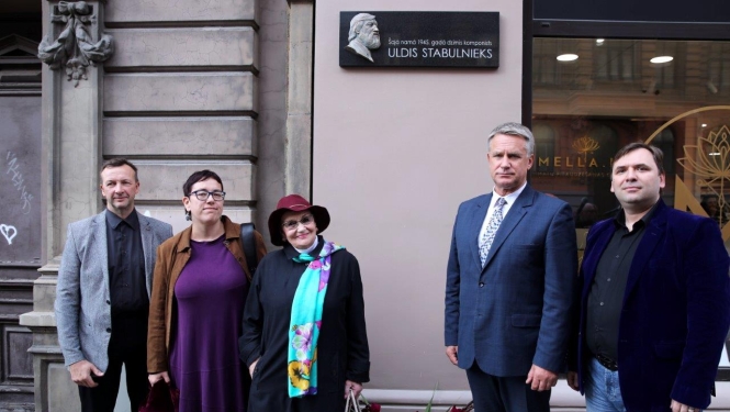 Rīgā atklāj komponista Ulda Stabulnieka piemiņai veltītu plāksni 