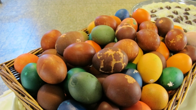 Lieldienu krāsotas olas grozā