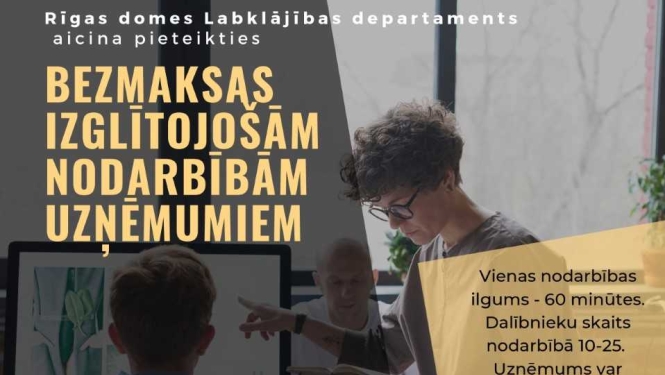 Cilvēks sēž pie datora