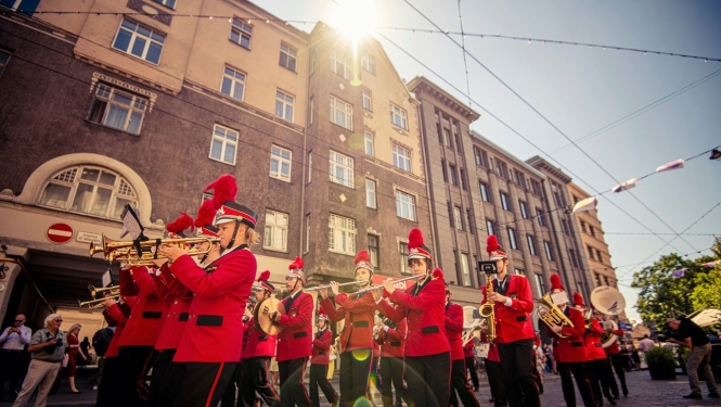 Orķestris spēlē uz ielas