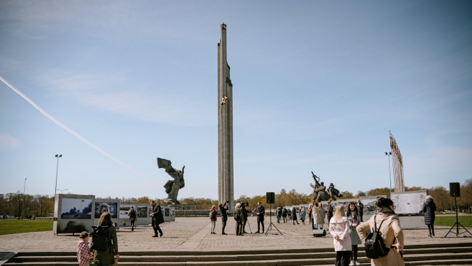 Piemineklis Uzvaras laukumā