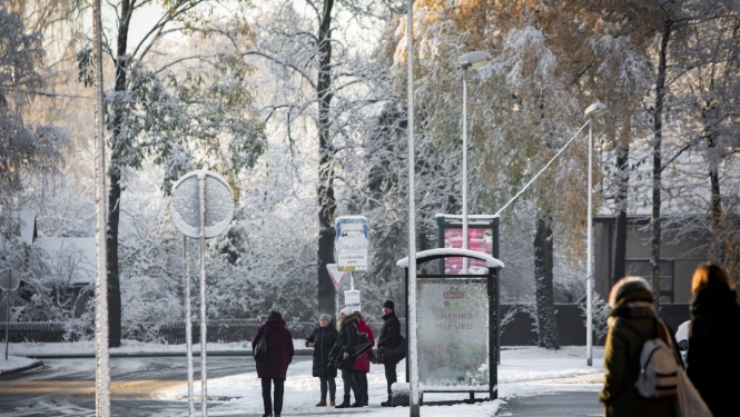 Cilvēki iet pa ielu