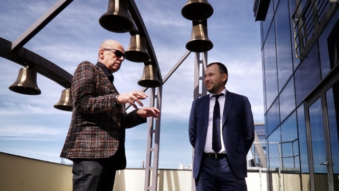 M.Brauns un E.Balševics pie Rātsnama zvaniem