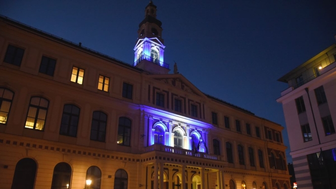 Rātsnams Ukrainas karoga krāsās