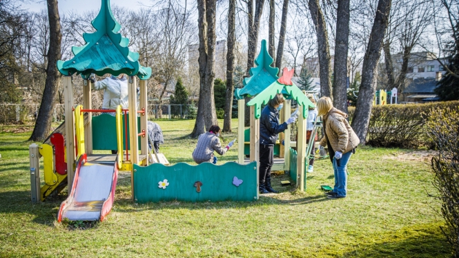 Atjauno rotaļu laukumu