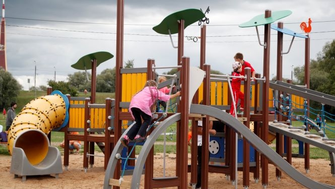 Bērni rotaļu laukumā