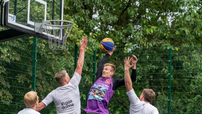 Spēlētājs met bumbu grozā