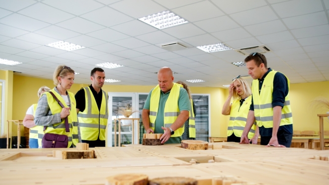 Cilvēki apskata dažādus koka ripuļus