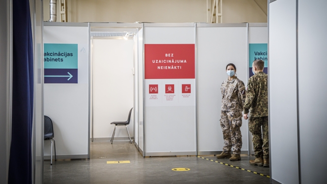 Vakcinācijas centrā karavīri
